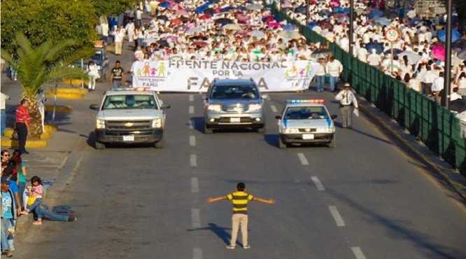 12-jähriger stellt sich vor tausenden von Anti-Gay-Demonstranten in Mexiko