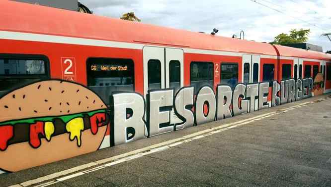 Besorgter Burger macht die Bahn bunt