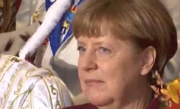Angela Merkel’s Gesichtsausdruck zur Faschingszeit gif’d