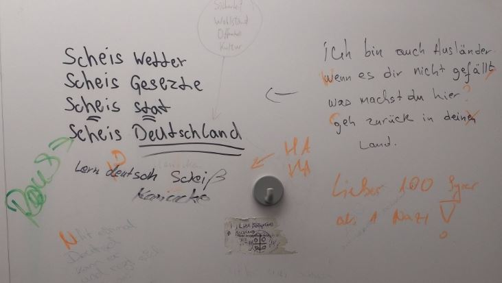 Ein politischer Diskurs auf dem Klo der Ausländerbehörde in München