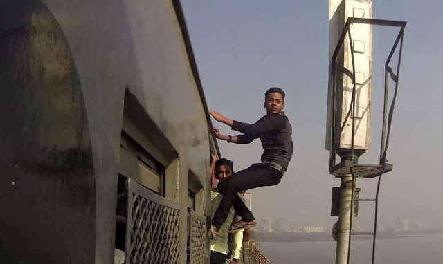 Train Surfers | Eine Doku über 5 auf den Zug aufspringende Kids aus Mumbai