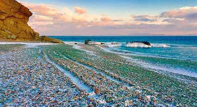In Russland gibt es einen Strand aus bunten Vodkaflaschen