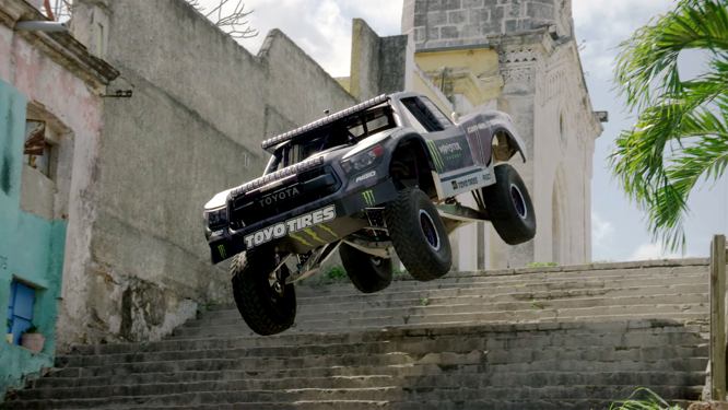 Offroad durch Havanna | Ein Auto fliegt durch die Stadt