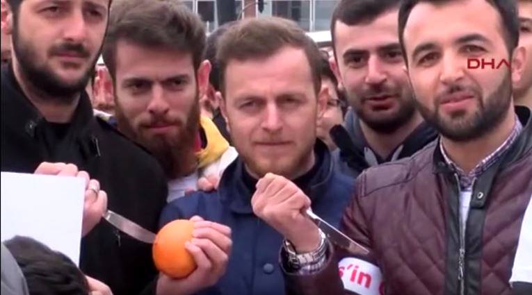 Türken zerquetschen eiskalt Orangen als Kampfansage gegen die Niederlande