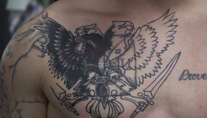 Tätowierer übermalt kostenlos alle rassistischen Tattoos von Ex-Nazis