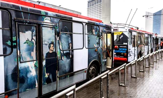 Rollende Kunst: Linienbusse mit Gemälden statt Werbeanzeigen
