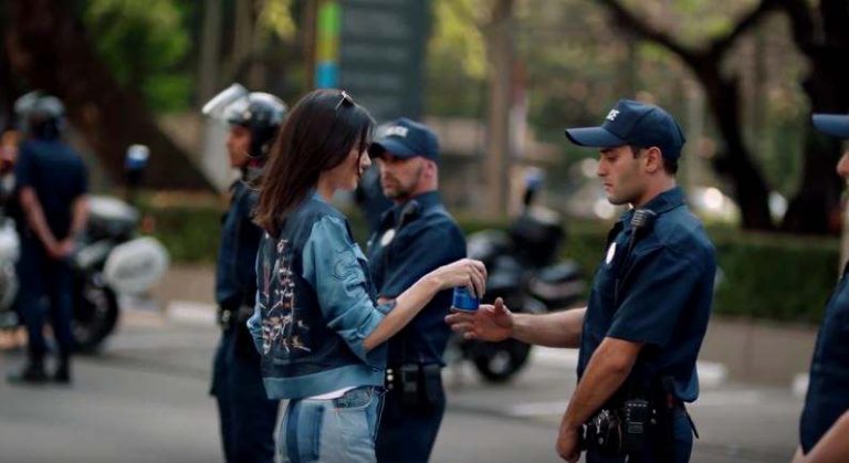 Pepsi möchte, dass ihr eine Pepsi kauft, wenn ihr für den Weltfrieden seid