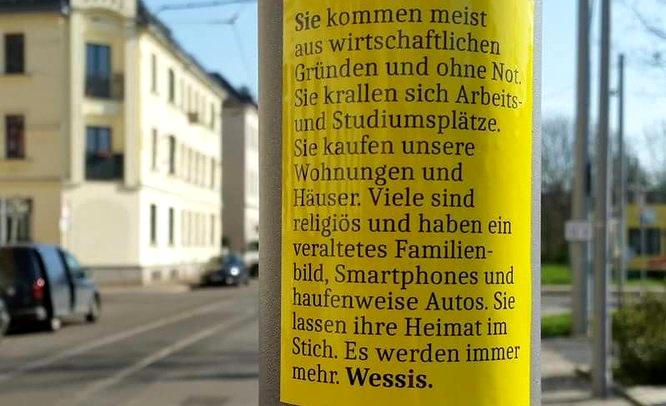 Ein Plakat in Ostdeutschland: „Es werden immer mehr…“