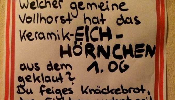 Feiges Knäckebrot ist ein Vollhorst und klaut Eichhörnchen