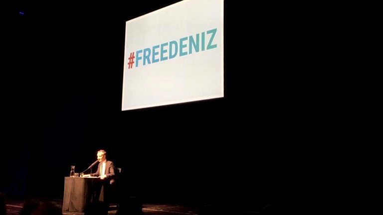 #FreeDeniz | Böhmermann singt „Die Gedanken sind frei“
