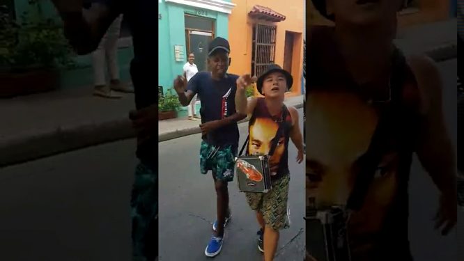 Zwei Freestyle-Kids aus Kolumbien rappen sich durch die Straße