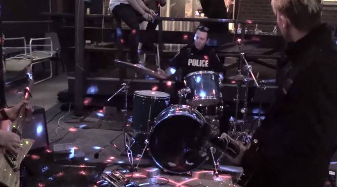 Polizist wird wegen Ruhestörung zu einer Bandprobe gerufen und spielt mit