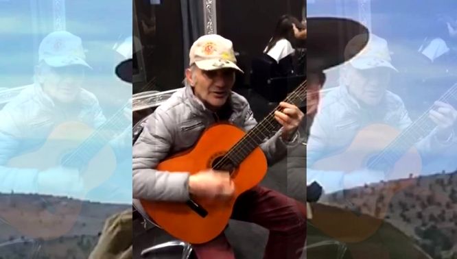 Gitarren-Opa spielt, pfeift und singt Western-Theme aus The Good, The Bad & The Ugly