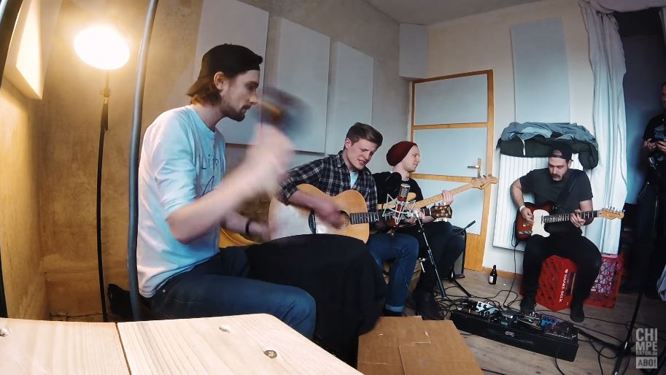 Live-Akustik-Musik: Brett – Kollisionen von Millionen
