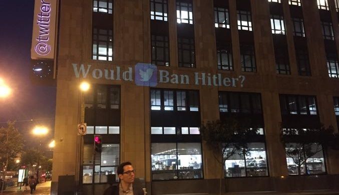 Ans Twitter-Hauptquartier in San Francisco projizierte Tweets