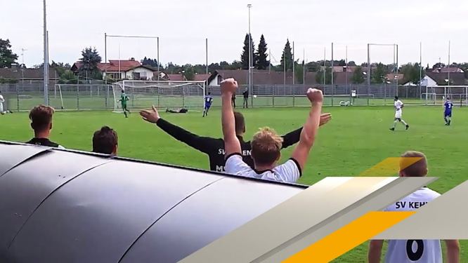 Fan rennt aufs Spielfeld und verhindert sicheres Gegentor seiner Mannschaft