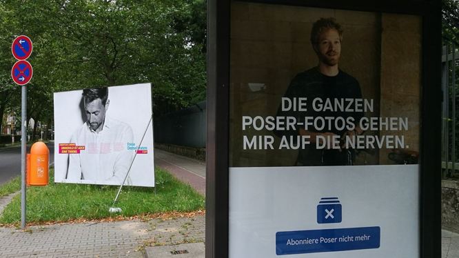 Plakat-Battle an der Bushaltestelle