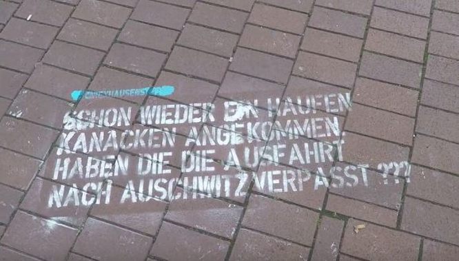 Anti-Hatespeech-Aktion: Tweets vor der Twitterzentrale in Hamburg gesprüht