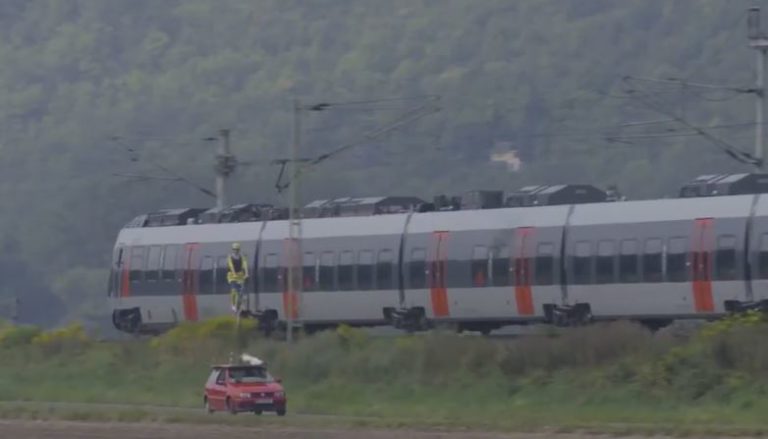 Bewegtes Land während der Zugfahrt: Trabbi-Rennen und Hai-Angriffe im Fensterblick