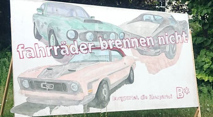 Die Wahlplakate der Bergpartei sind handgemalte Selbstironie