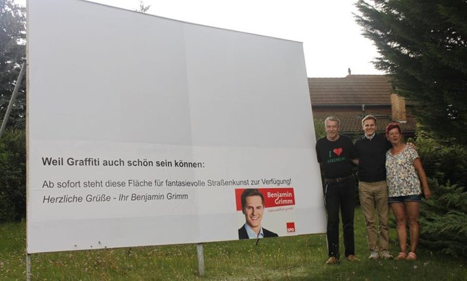 Graffiti statt Langeweile – Benjamin Grimm gewinnt den Wahlplakat-Kampf mit einer leeren Wand