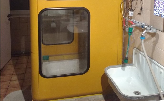Eine alte Telefonzelle umfunktioniert als Dusche