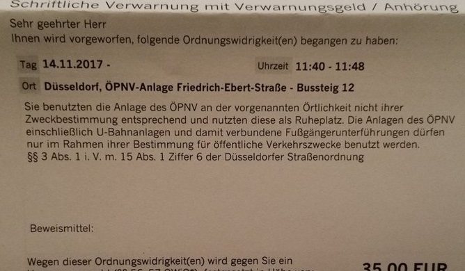 Alter Mann ruht sich auf einer Bank aus – und bricht damit das Gesetz