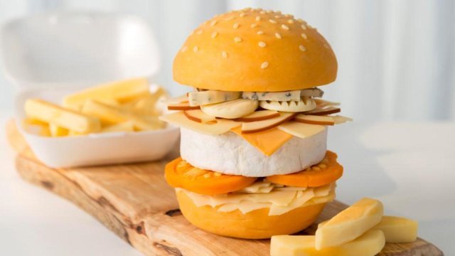Ein Cheeseburger, der komplett aus Käse besteht – und zwar 9 aus verschiedenen Sorten