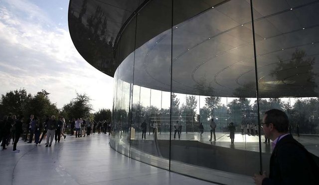 Apple-Mitarbeiter laufen gegen Glaswände – wegen des modernen Designs der Zentrale