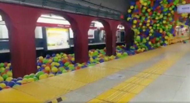 Ein buntes Bälle-Bad aus Ballons – und eine Bahn