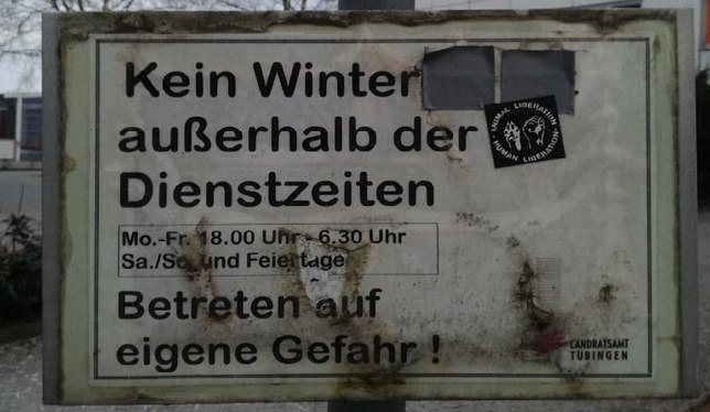 Deutsches Schild maßregelt den viel zu kalten Winter