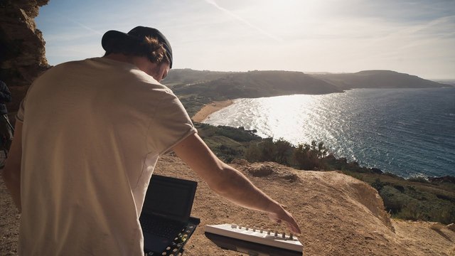Sommer-Vibes: Fakear – DJ Set in einer Höhle auf Malta