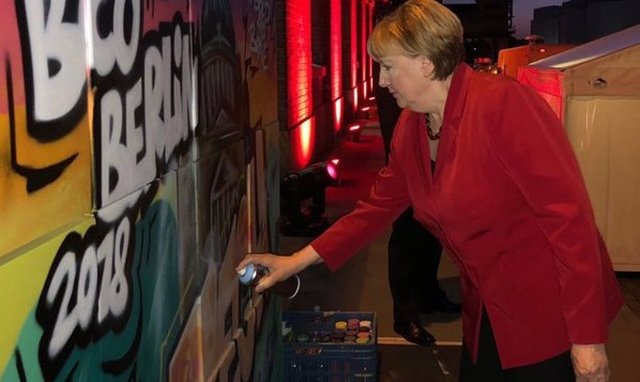 Bundestagging: Street-Angie is sprayin‘ some Graffiti