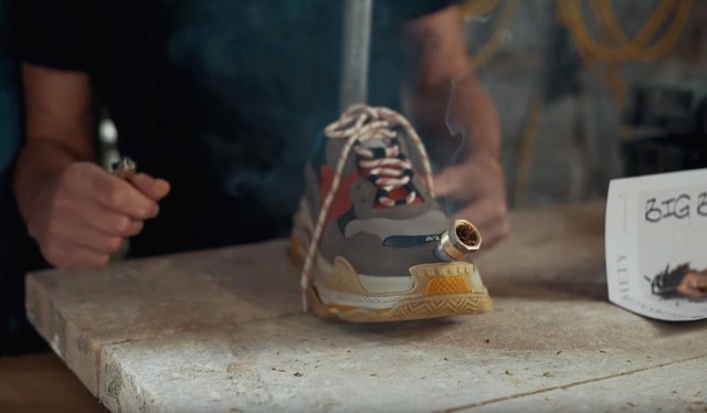 Werner baut aus einem Sneaker eine Bong