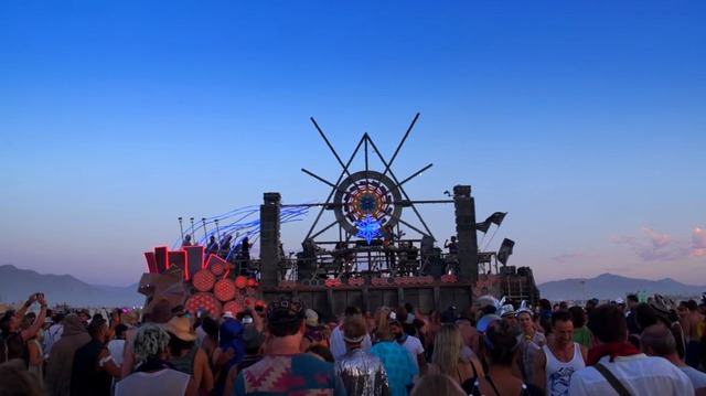 Monolink – Live-Set im Sonnenuntergang vom Burning Man (Video)