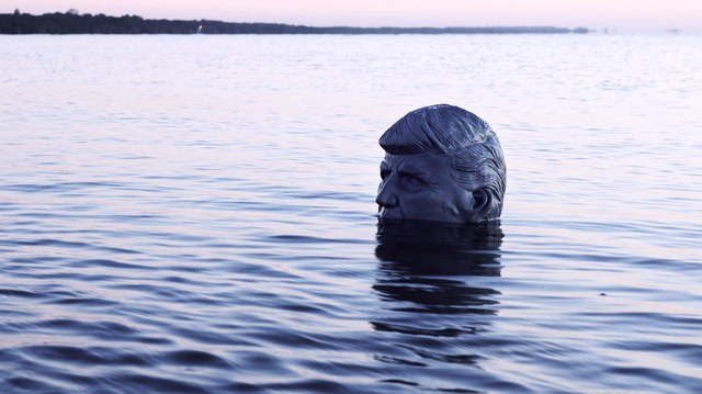 Eine langsam ertrinkende Trump-Statue zur UN-Klimakonferenz