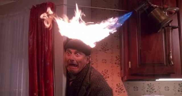 Kaminfeuer allein zuhaus: Joe Pesci brennt eine Stunde lang die Mütze