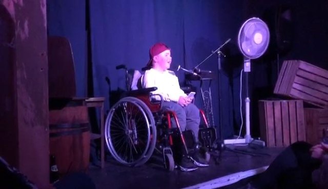 Stand-Up im Rollstuhl: 14 Jahre alter Comedian macht seinen ersten Auftritt – und es läuft