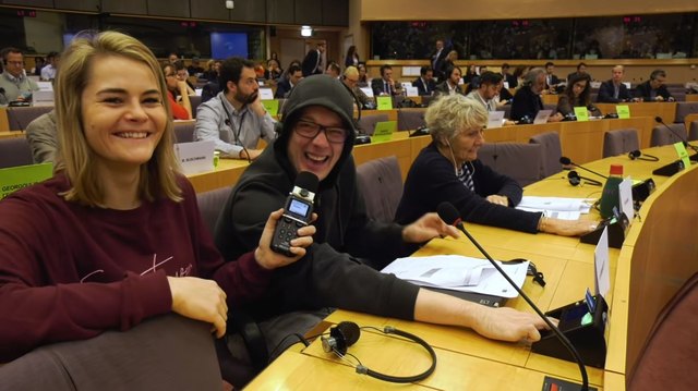 Deutschland Was Geht: Hazel Brugger besucht Nico Semsrott im EU-Parlament