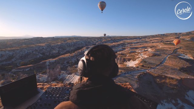 Ein DJ-Set aus einem Heißluftballon