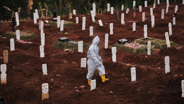 In Indonesien müssen Maskenverweigerer Gräber schaufeln