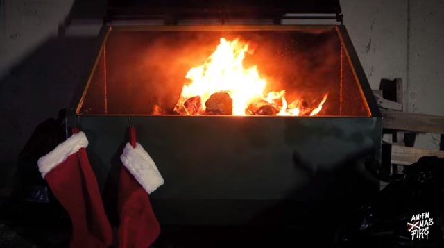 Weihnachten 2020 ist eine besinnlich brennende Mülltonne