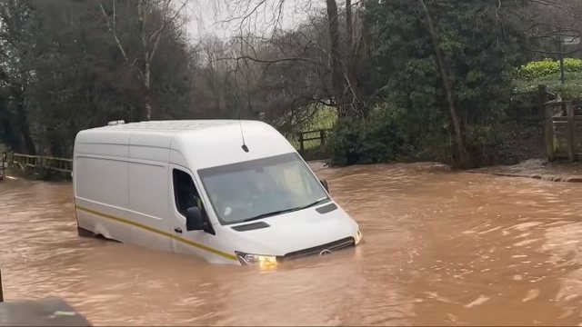 Rufford Ford in Nottingham: Auf Autos starren, die ins Wasser fahren